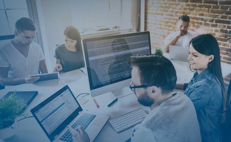 Ein Team von Programmierenden bei der Arbeit.
